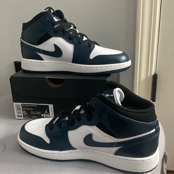Air Jordan Mid: Armory Navy/White-Black - Picture 2 of 4